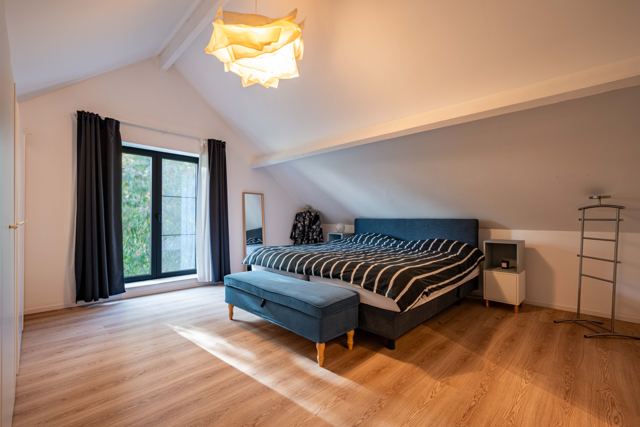 Chambre sous les toits avec vue sur le jardin